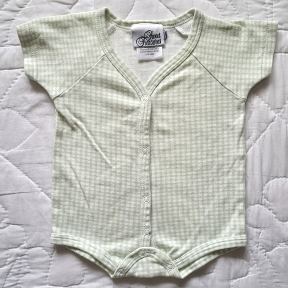 10/$20 ❄️ Sweet Treasures Onesie